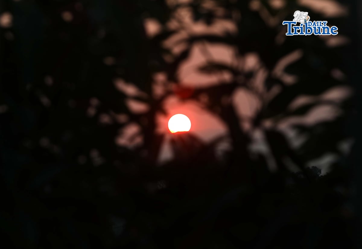 RED SUN RISES
A deep red sun rises over North Caloocan on 23 April 2026. The Philippine Atmospheric, Geophysical and Astronomical Services Administration said there is a 79% chance of El Niño developing in June to August 2026, which may persist into early 2027 and bring drier-than-usual conditions, including possible drought and dry spells in parts of the country. (Analy Labor)