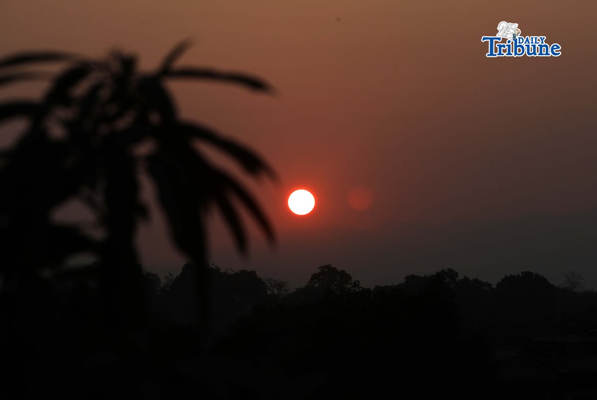 RED SUN RISES
A deep red sun rises over North Caloocan on 23 April 2026. The Philippine Atmospheric, Geophysical and Astronomical Services Administration said there is a 79% chance of El Niño developing in June to August 2026, which may persist into early 2027 and bring drier-than-usual conditions, including possible drought and dry spells in parts of the country. (Analy Labor)