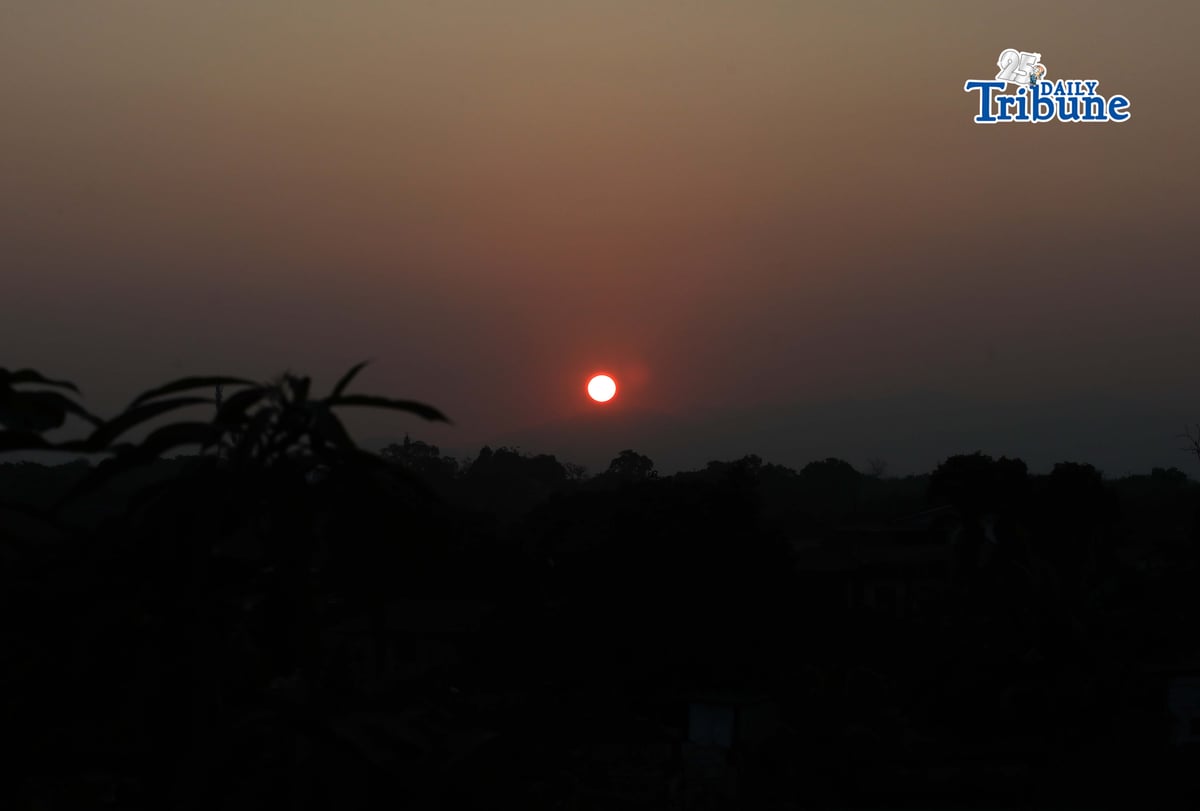 RED SUN RISES
A deep red sun rises over North Caloocan on 23 April 2026. The Philippine Atmospheric, Geophysical and Astronomical Services Administration said there is a 79% chance of El Niño developing in June to August 2026, which may persist into early 2027 and bring drier-than-usual conditions, including possible drought and dry spells in parts of the country. (Analy Labor)