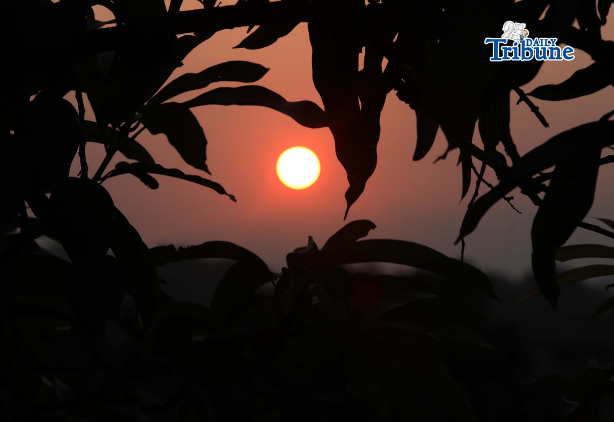 RED SUN RISES
A deep red sun rises over North Caloocan on 23 April 2026. The Philippine Atmospheric, Geophysical and Astronomical Services Administration said there is a 79% chance of El Niño developing in June to August 2026, which may persist into early 2027 and bring drier-than-usual conditions, including possible drought and dry spells in parts of the country. (Analy Labor)