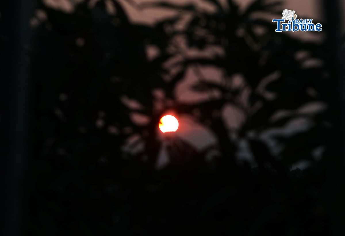 RED SUN RISES
A deep red sun rises over North Caloocan on 23 April 2026. The Philippine Atmospheric, Geophysical and Astronomical Services Administration said there is a 79% chance of El Niño developing in June to August 2026, which may persist into early 2027 and bring drier-than-usual conditions, including possible drought and dry spells in parts of the country. (Analy Labor)
