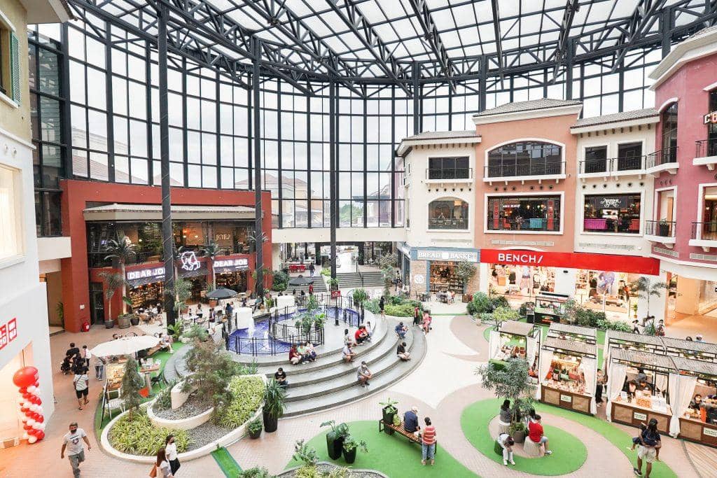 A MIX of retail shops and open walkways gives shoppers a seamless and leisurely browsing experience.