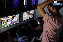 Kids play Roblox at a computer shop in Tondo