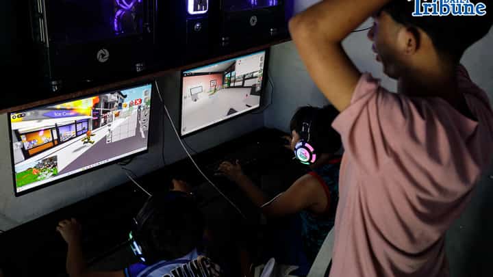 Kids play Roblox at a computer shop in Tondo