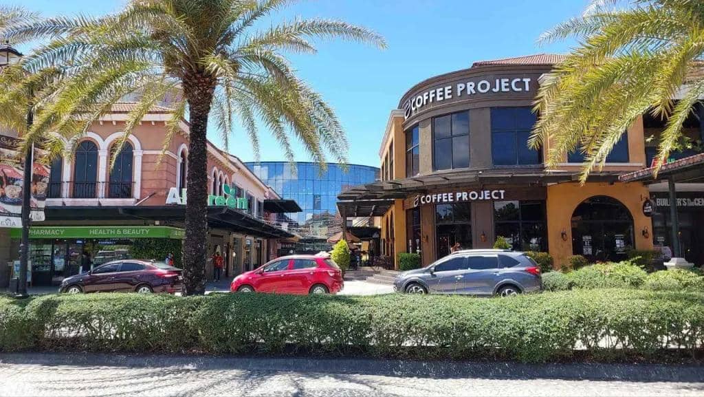 UNDER a clear blue sky, patrons frequent the various shops and restaurants of the vibrant, palm-lined Evia Lifestyle Center in Las Piñas.