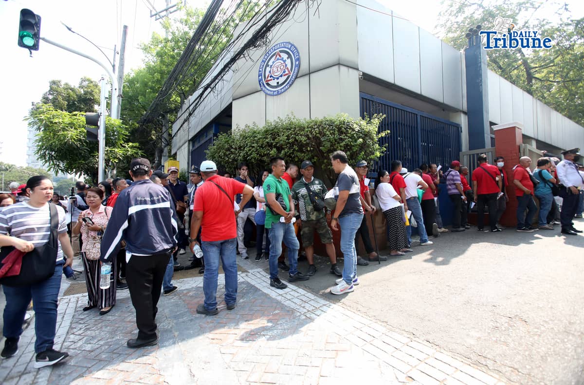 (April 24 2026) Taxi drivers flock to the Land Transportation Office LTO in Quezon City on Friday, April 24 2026, to claim their P5000 cash fuel subsidy amid rising fuel. The queuing reached up to V. Luna avenue during the first day of payout. Photo/Analy Labor