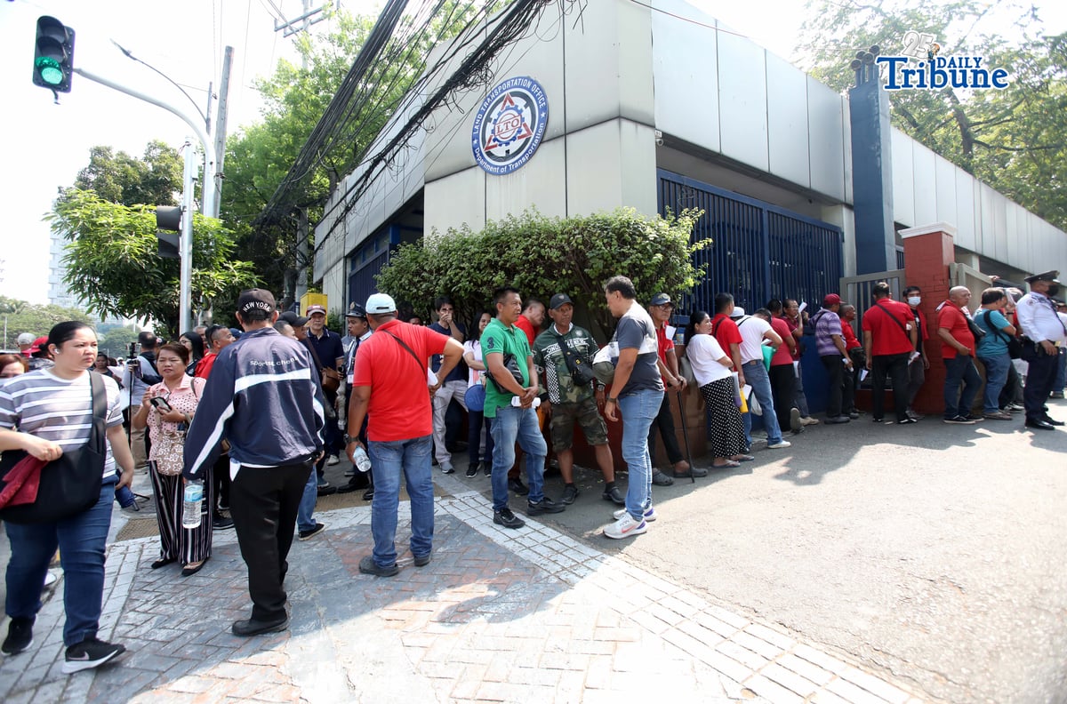 (April 24 2026) Taxi drivers flock to the Land Transportation Office LTO in Quezon City on Friday, April 24 2026, to claim their P5000 cash fuel subsidy amid rising fuel. The queuing reached up to V. Luna avenue during the first day of payout. Photo/Analy Labor