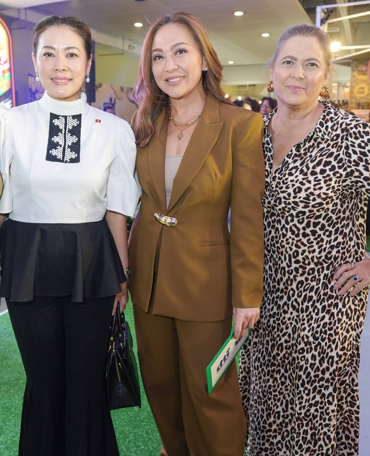 CONSUL Vanessa Pastor Ledesma, Karen Davila and Consul Junie Peña.