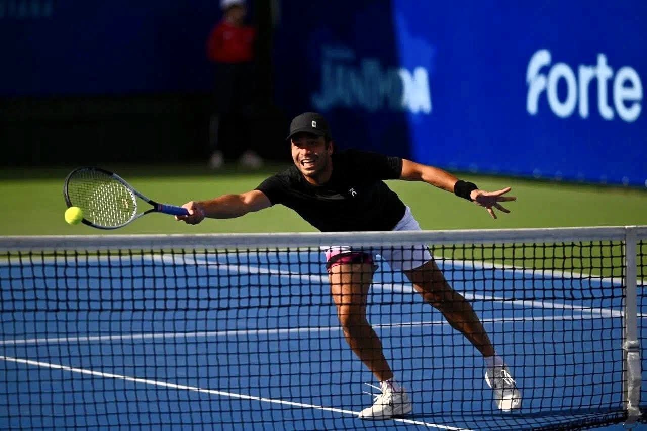 Alcantara clobbers Bona, makes semis