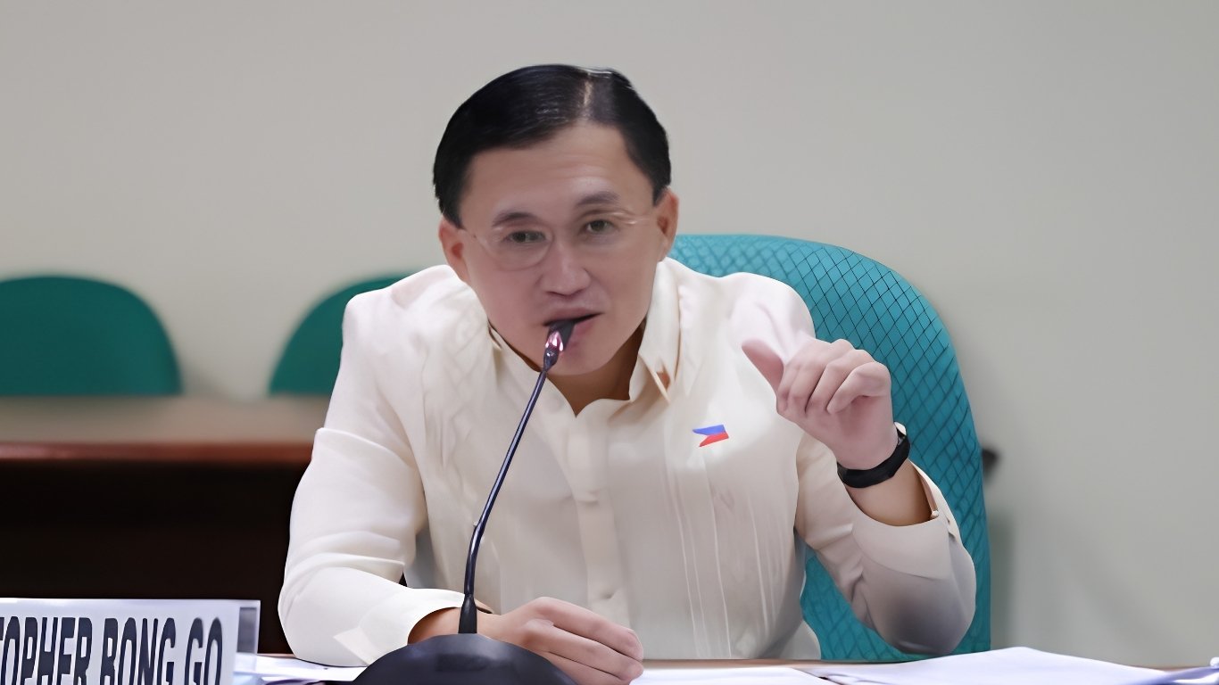 Go cites sports laws, bills at golf event