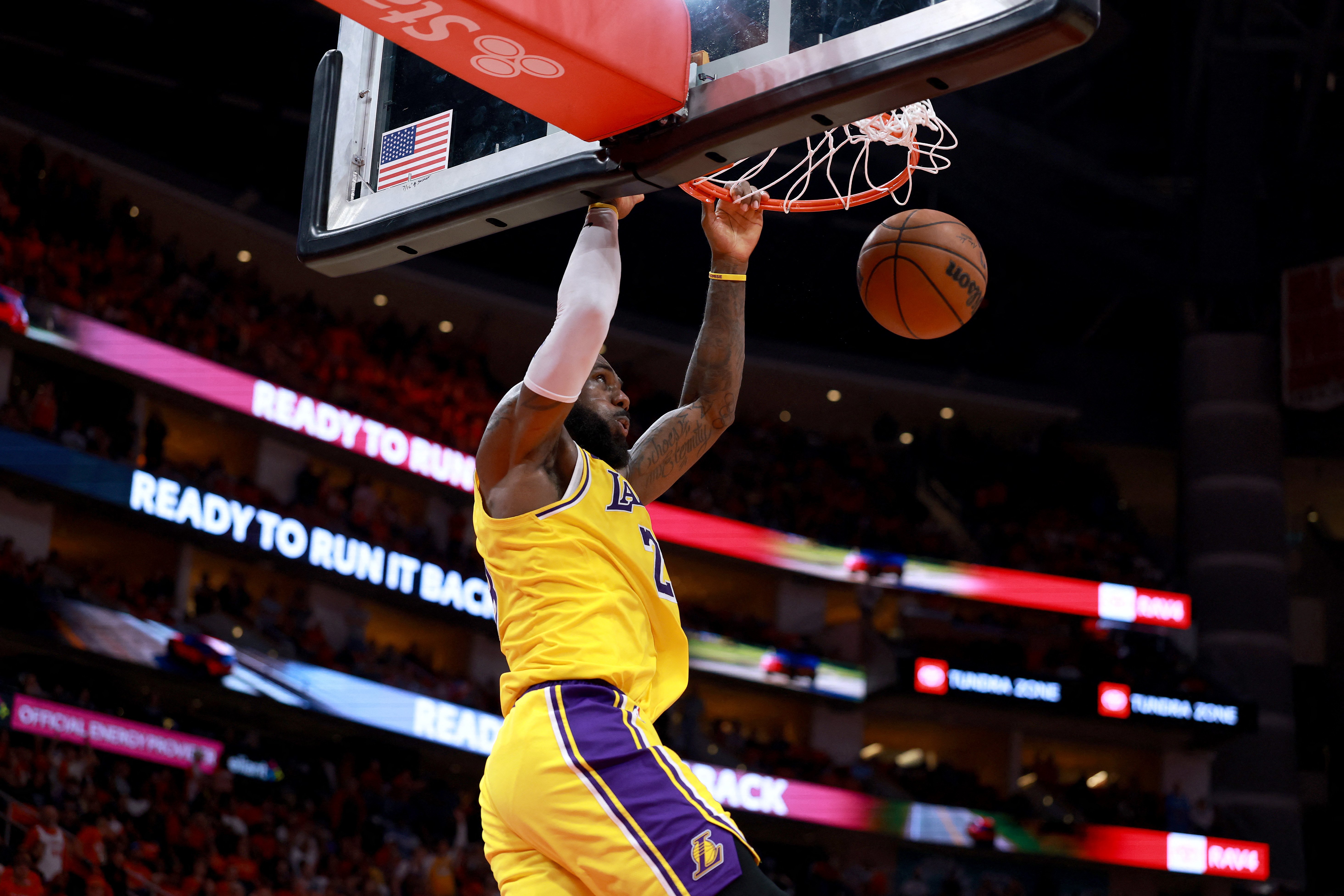 Lakers put Rockets on brink