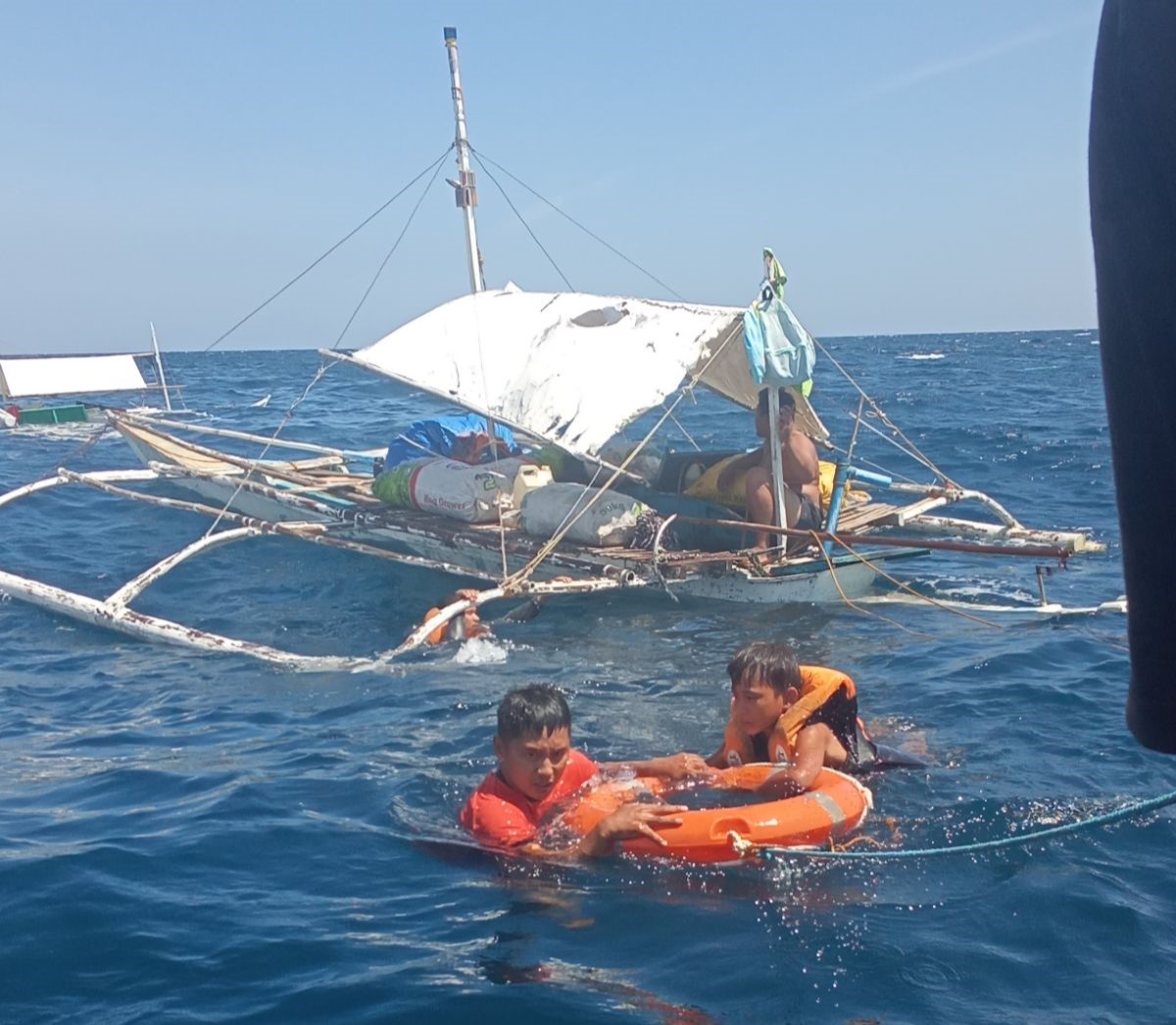 PCG rescues 7 after motorbanca sinks off Bohol–Leyte waters
