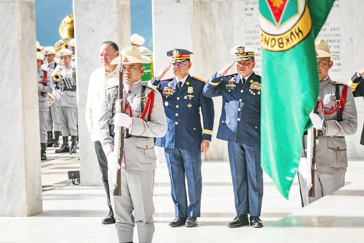 DEFENSE Secretary Gilbert Teodoro stands with the service commanders on the monument’s right flank.