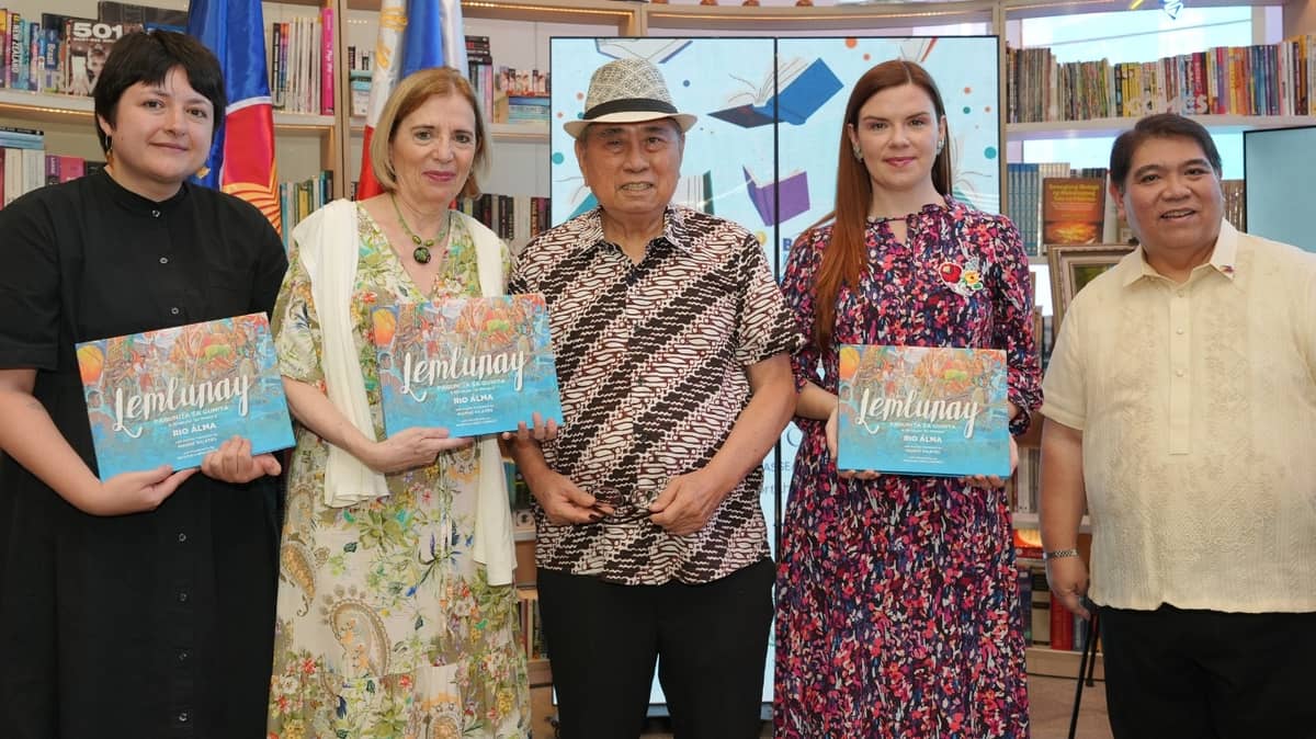 NATIONAL Artist Virgilio S. Almario (center) joins representatives from partner institutions at the launch of Lathalaya.