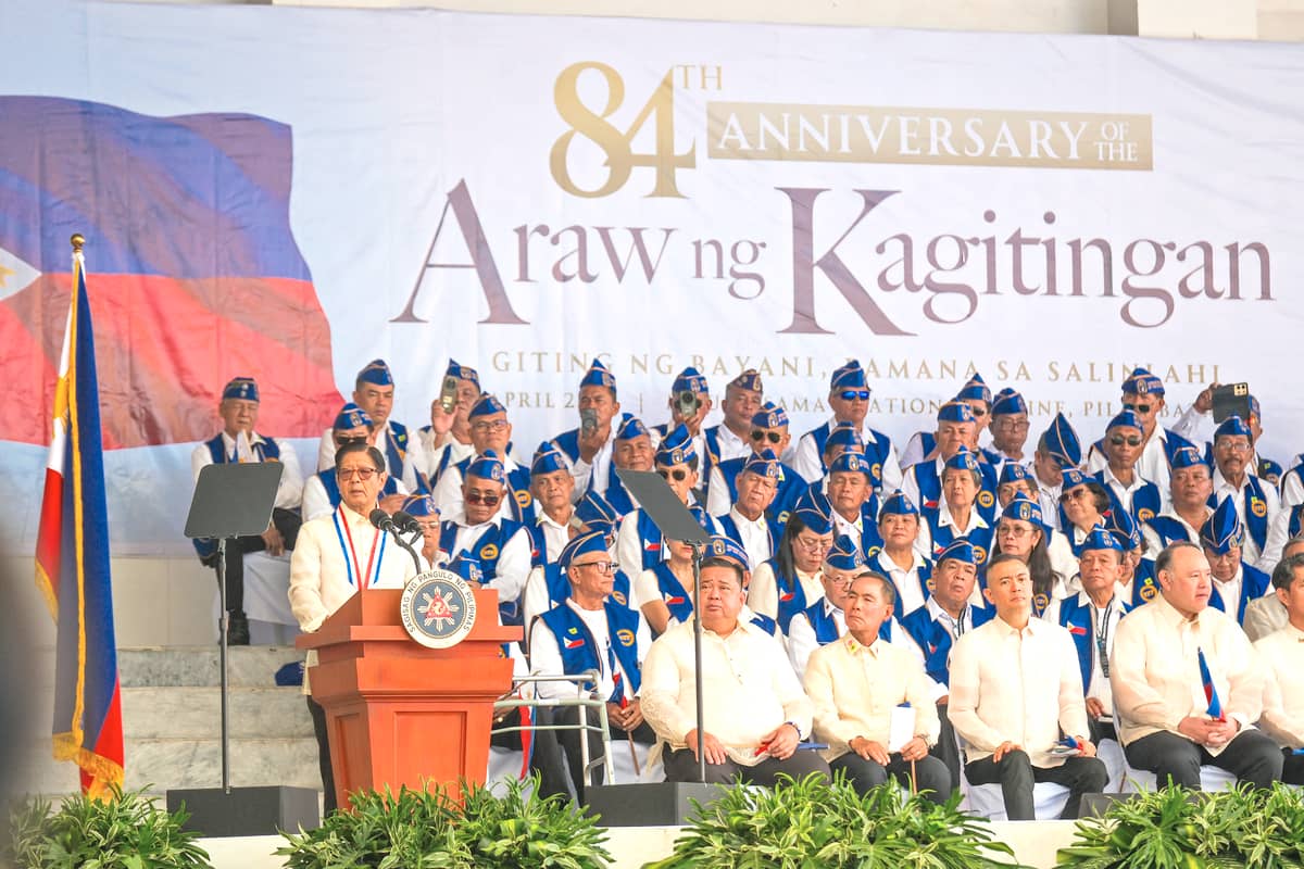 LOOKIE, the President sports a sunglasses like a fashionista.