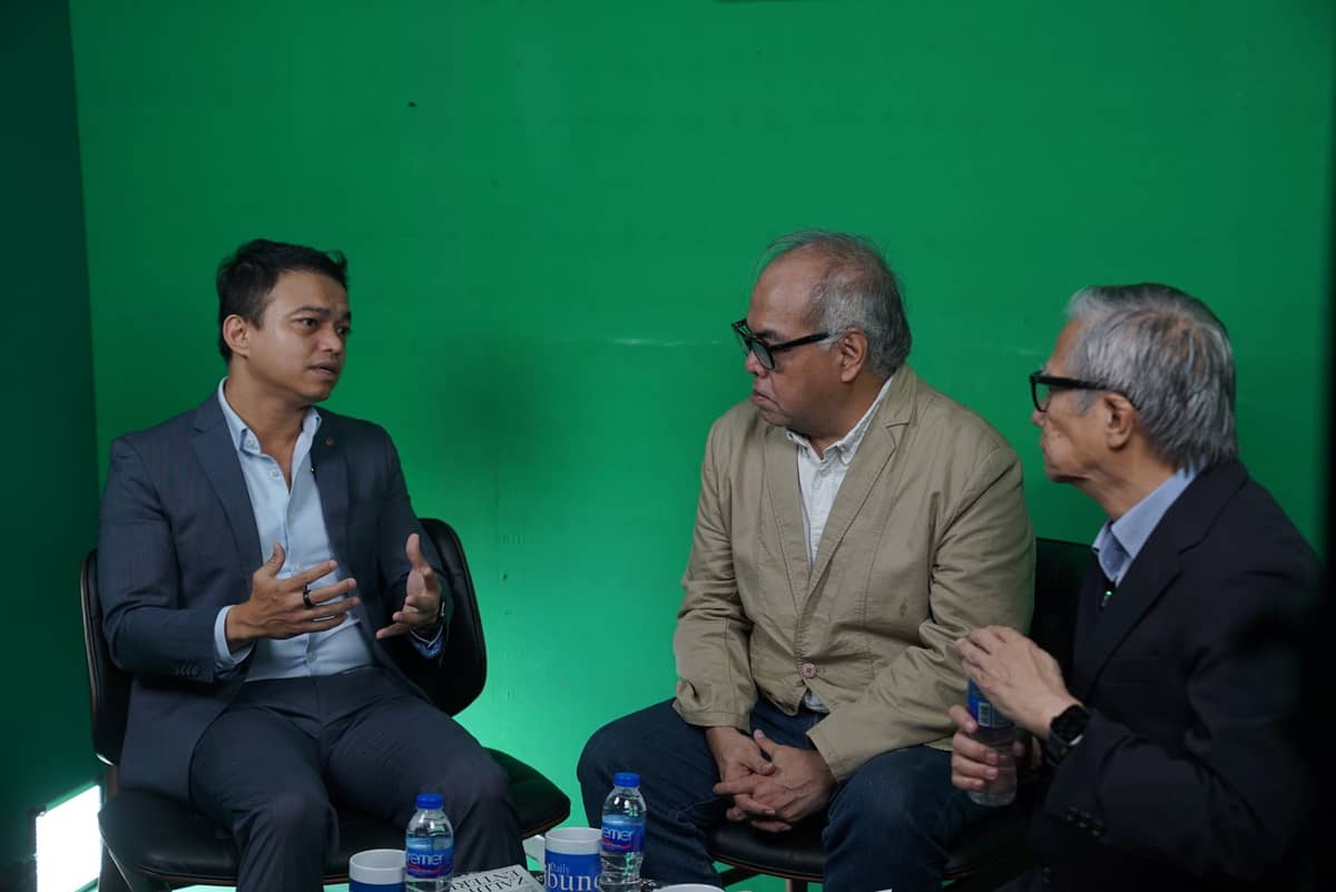 Core basics Phyo Phyu Noe (left) explains to Straight Talk hosts Chito Lozada (center) and Ted Montelibano (right) the strategy that drives the push for Pepsi-Cola Philippines, where he is president and CEO, to strengthen local partnerships, starting with the basic sari-sari store.