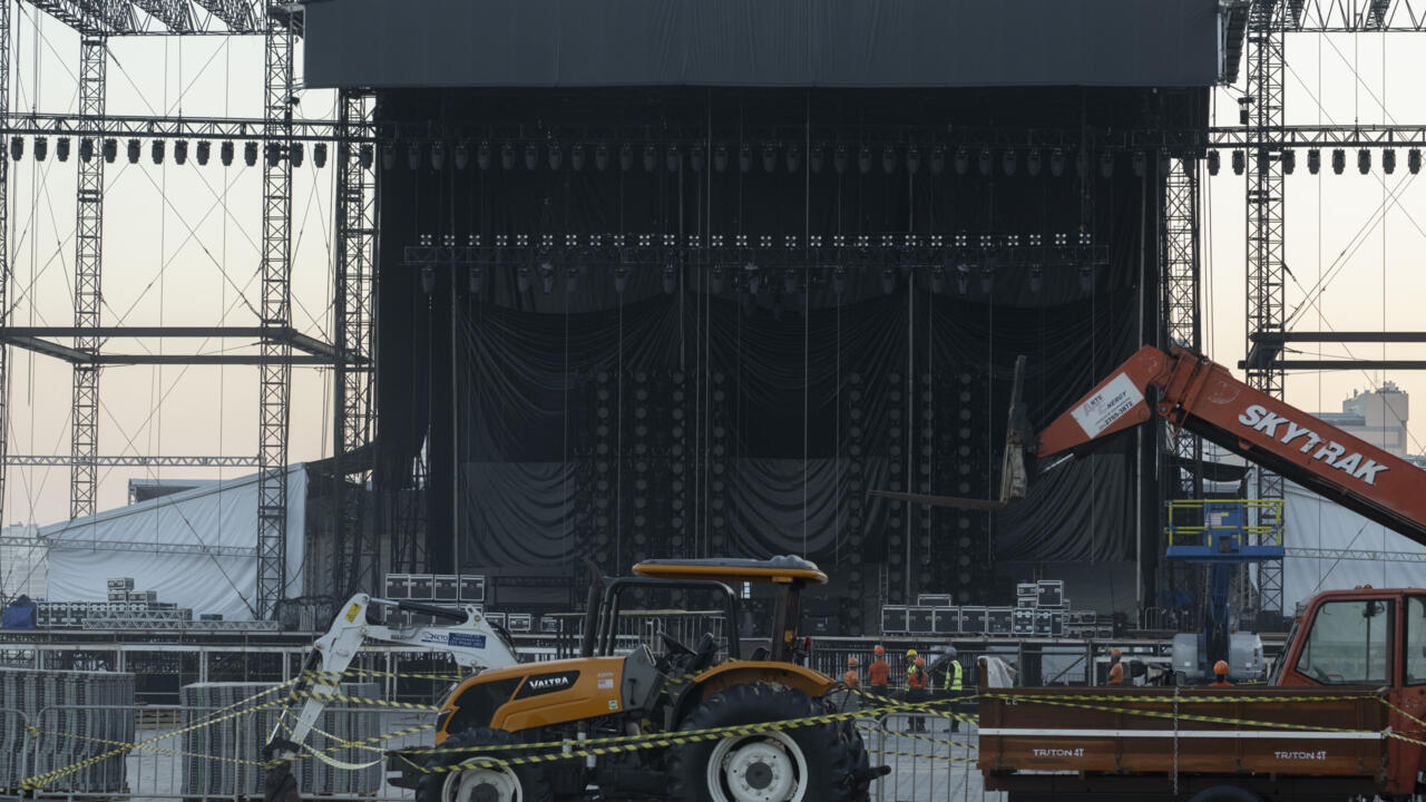 Technician dies installing stage of Shakira concert 