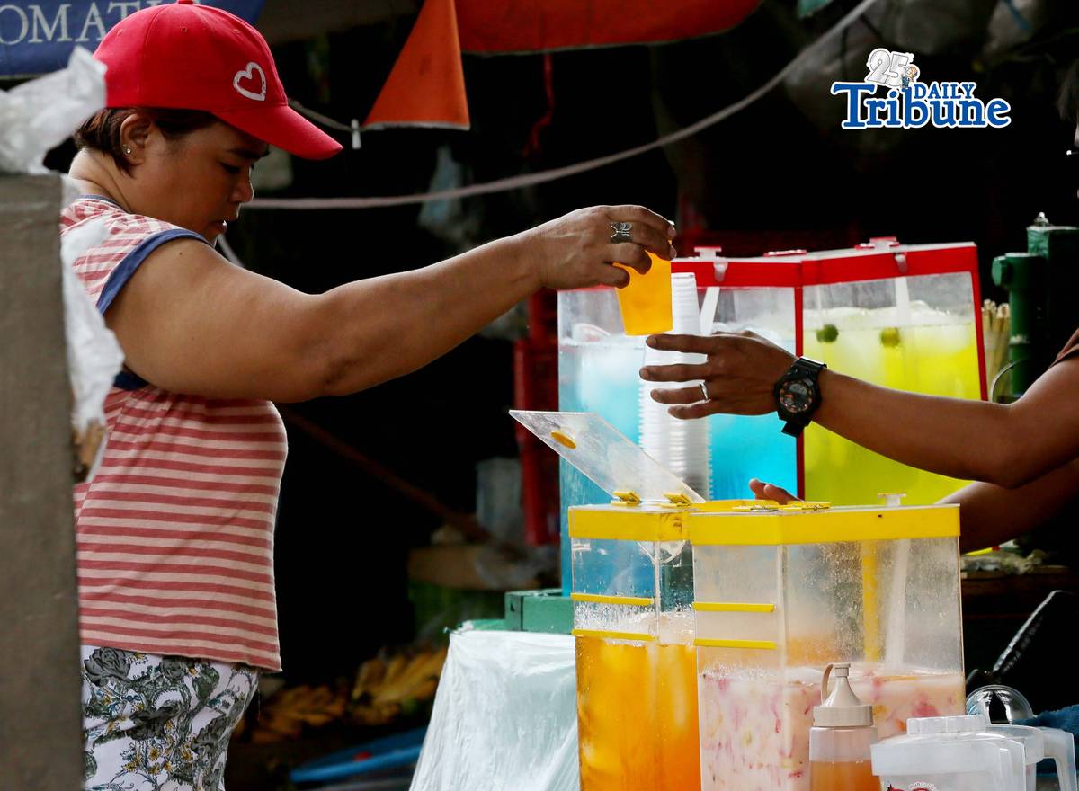 (April 27 2026) Customers were seen buying a juice for refreshment along Commonwealth Avenue in Quezon City on Monday April 17 2026, their ways to stay cool as the heat index hits 40–41°C in Quezon City, classified under danger levels by PAGASA. Photo/Analy Labor