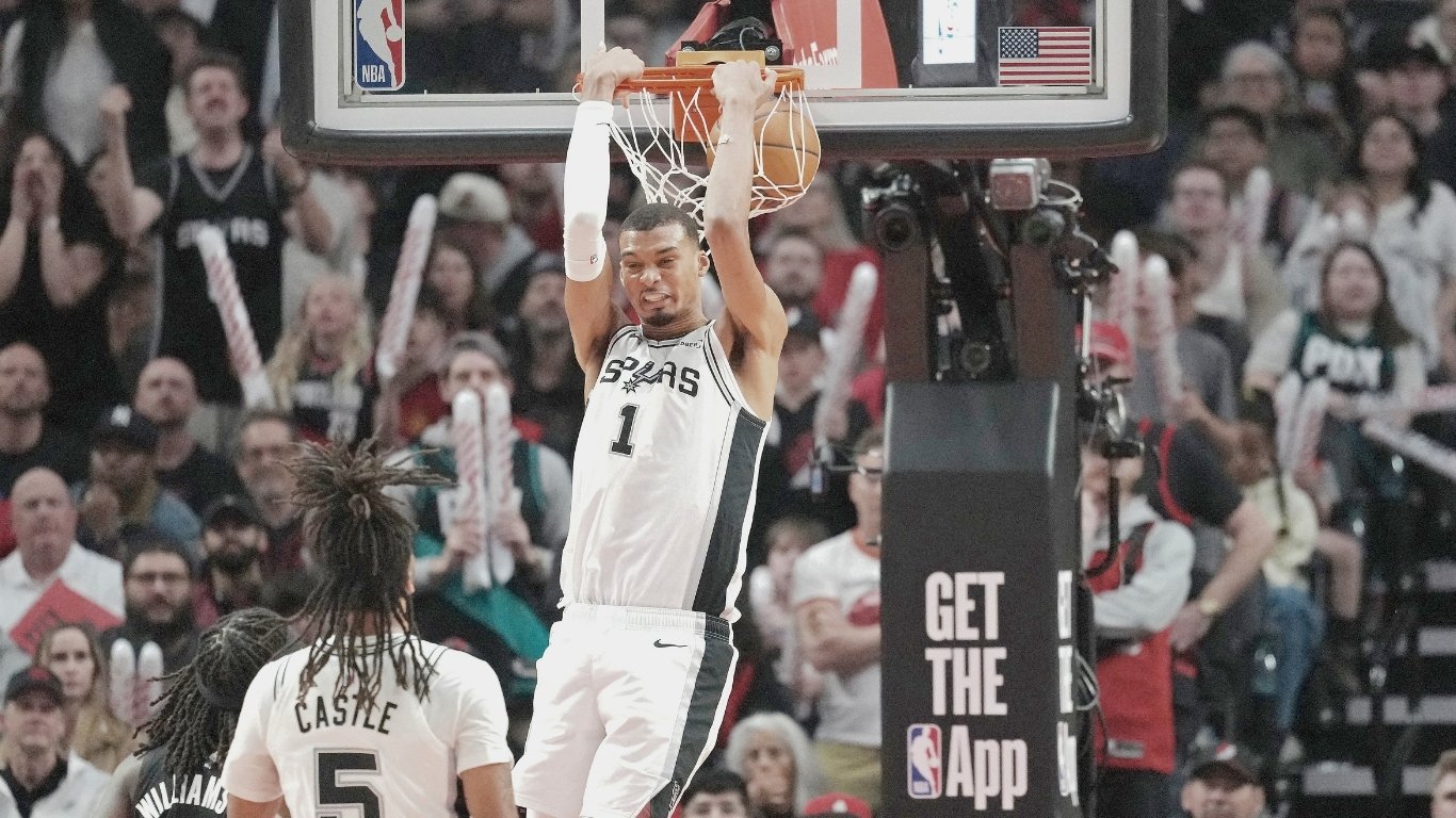 Rockets rip Lakers,stay alive; Spurs win