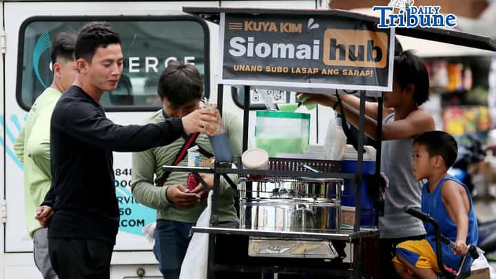 (April 27 2026) Customers were seen buying a juice for refreshment along Commonwealth Avenue in Quezon City on Monday April 17 2026, their ways to stay cool as the heat index hits 40–41°C in Quezon City, classified under danger levels by PAGASA. Photo/Analy Labor