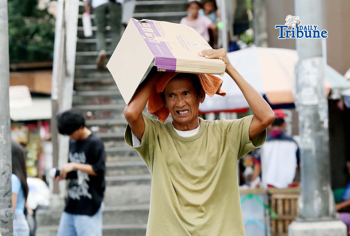 (April 27 2026) A man used a box to cover himself with protection from the heat of the sun on Monday April 27 2026, to stay cool as the heat index hits 40–41°C in Quezon City, classified under danger levels by PAGASA. Photo/Analy Labor