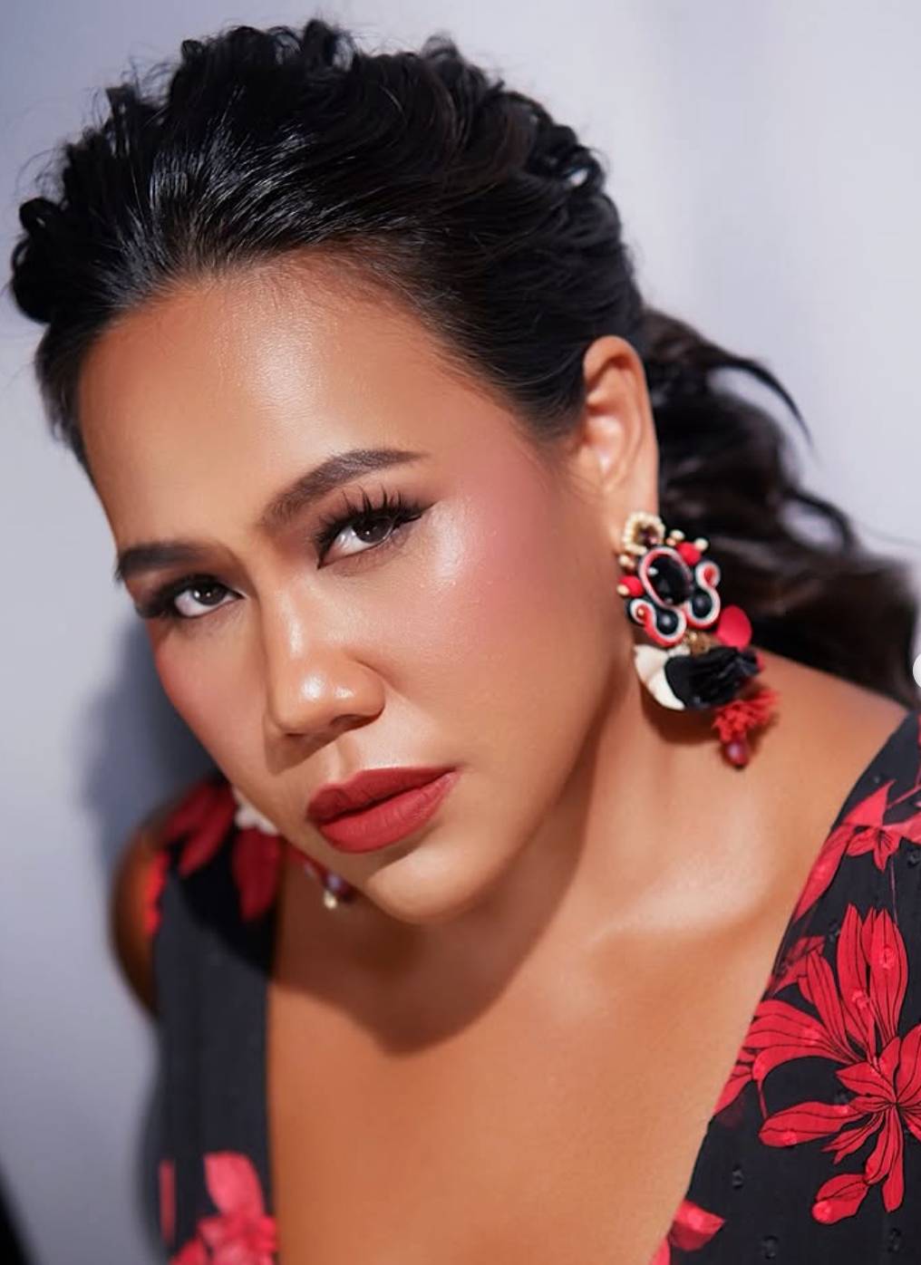 Legendary actress and singer Bituin Escalante marks her return to the stage in the titular role of Yemaya / Inay.