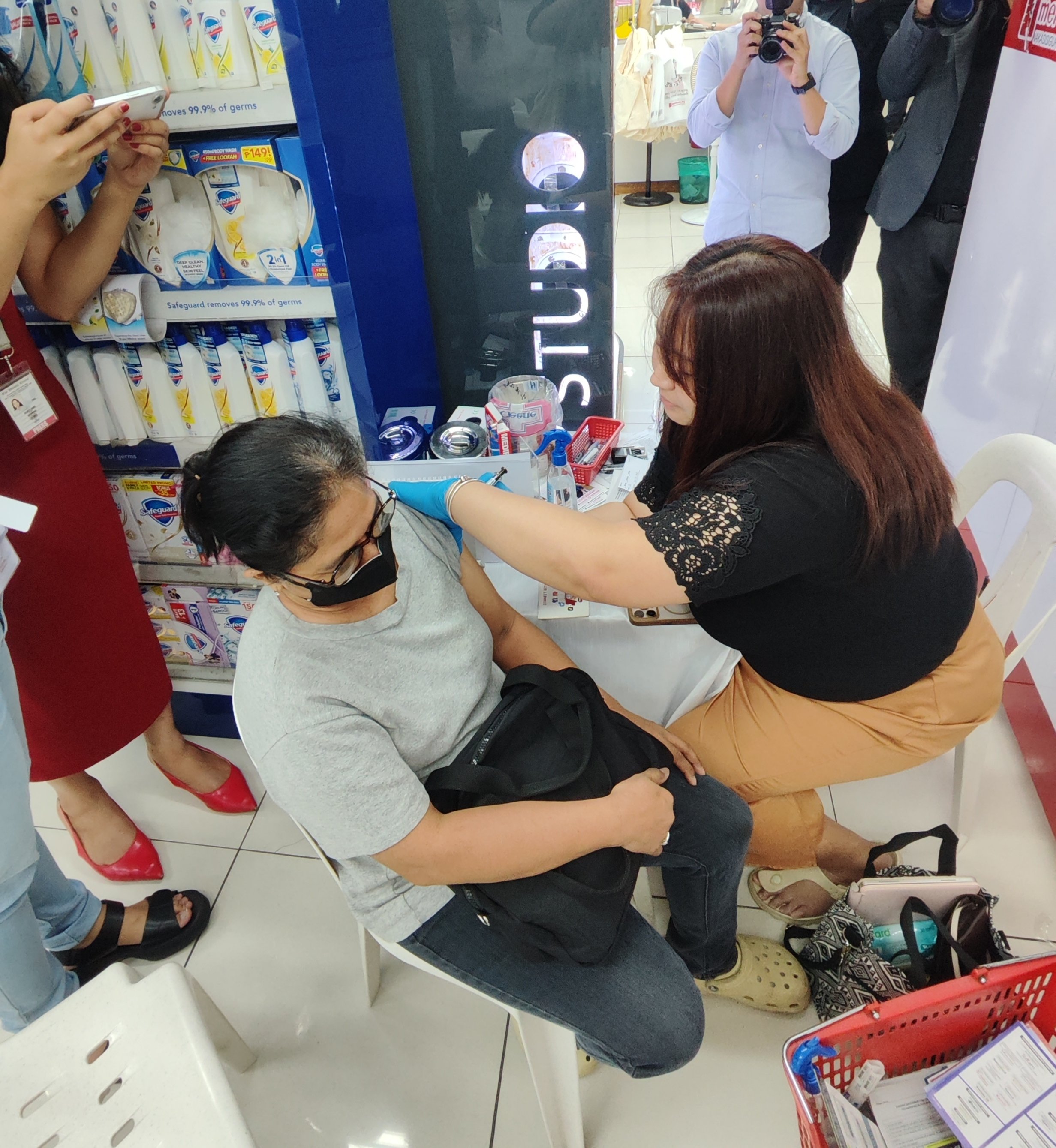 Pharmacies take lead in nationwide adult vaccination push