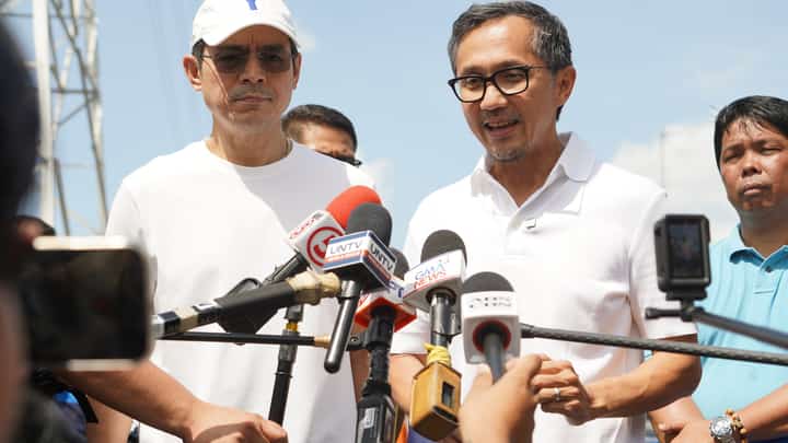 Manila Mayor Francisco ‘Isko Moreno’ Domagoso (left) and DPWH Secretary Vince Dizon inspect Beata Bridge in Pandacan on Wednesday. Following a recent fatal motorcycle accident, the officials ordered the welding of steel railings to prevent theft and the installation of reflectorized markers and enhanced lighting to improve safety for nighttime commuters.