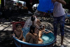 Filipinos improvise as they battle the scorching heat