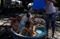 Filipinos improvise as they battle the scorching heat