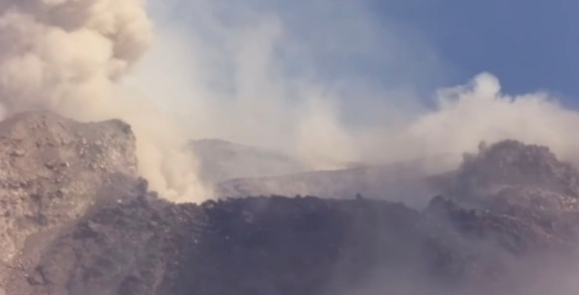 Mayon logs minor strombolian activity, lava effusions anew