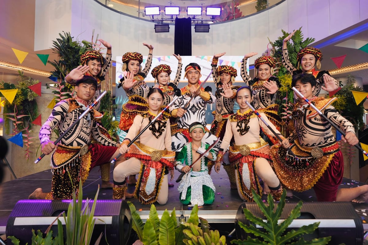 Kadaugan sa Mactan dancers and drumbeaters.