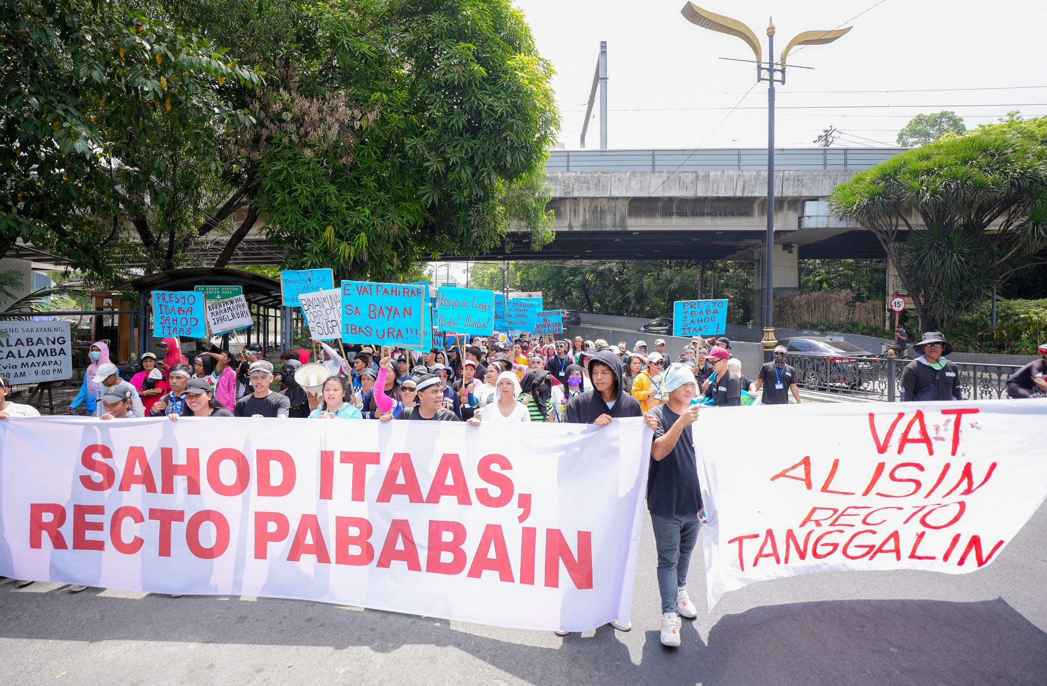 Solons decry VAT cut, wage hike in Labor Day protests