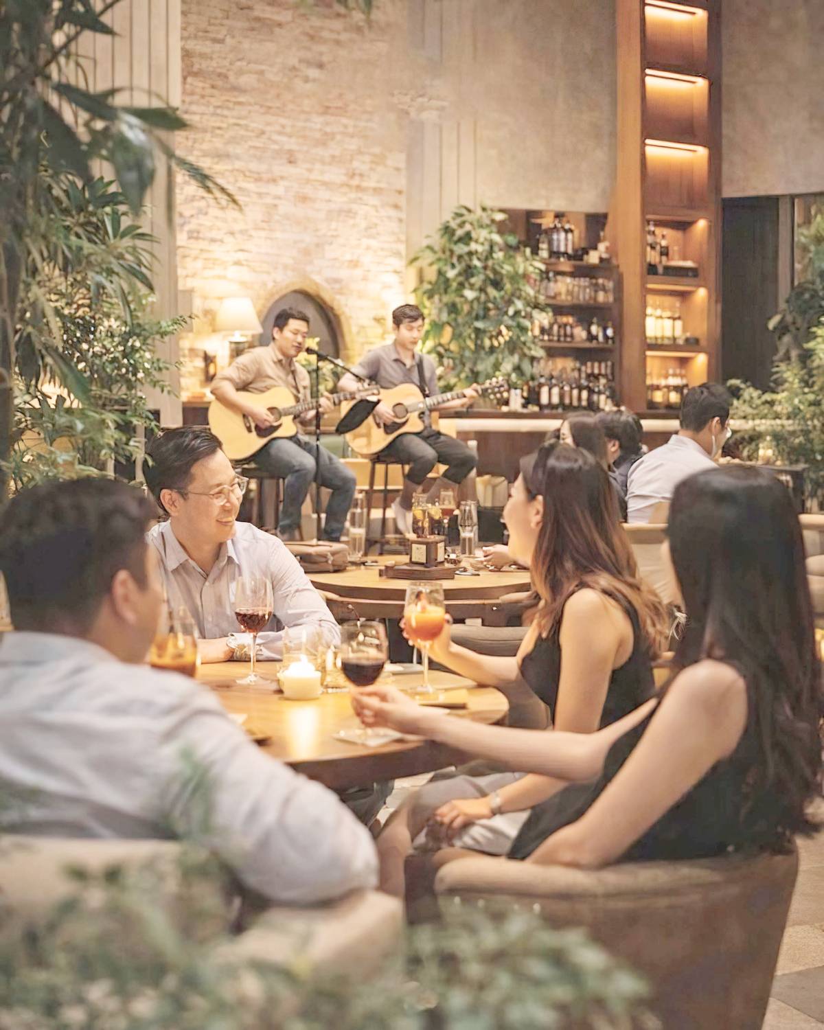Live musicians serenade the customers as they enjoy their meal, livening up the place at night.