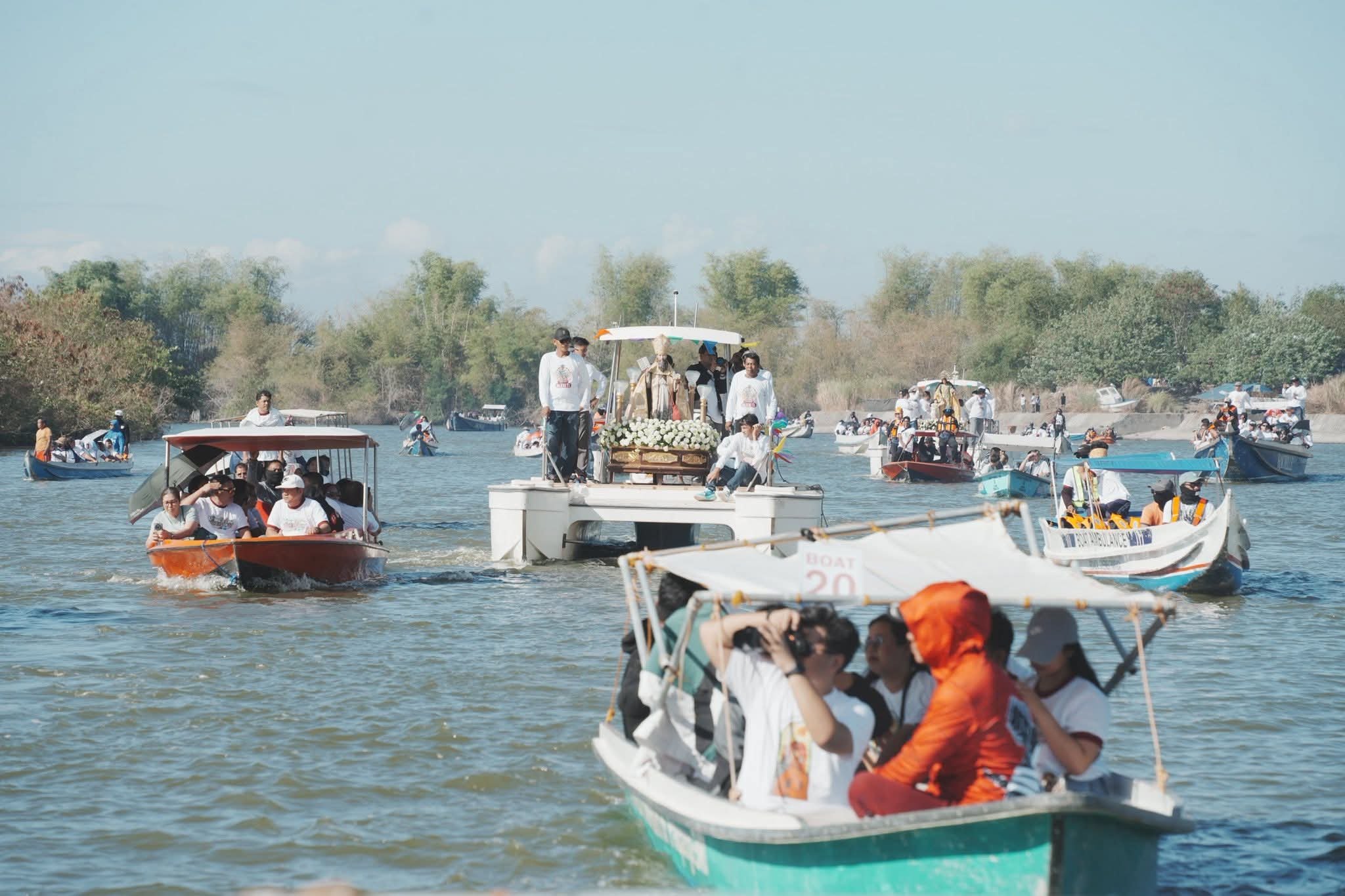 Fluvial parade marks Sampaguita Festival start