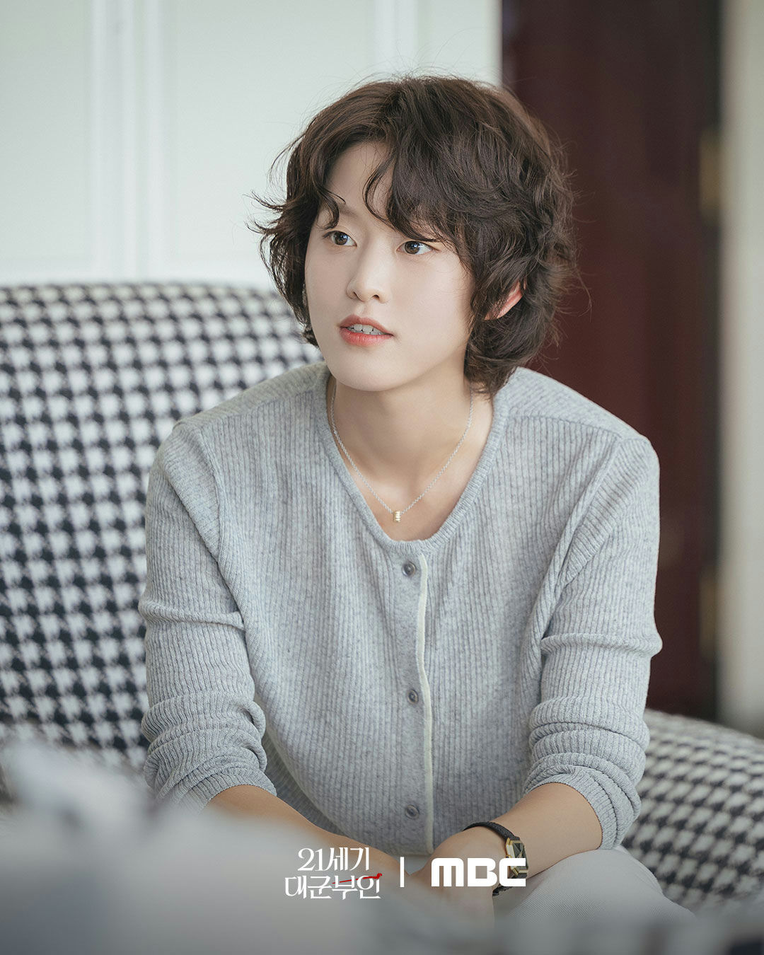 Do Hye Jung is the chief secretary to Seong Hui Ju, the CEO of Castle Beauty.