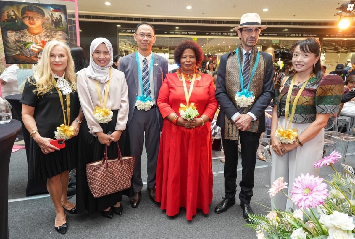 EMBASSY officials include (from left) Mme. Roswitha Bridger (wife of Ambassador of Austria), Counsellor Nurfarahliza Putri Naaim, Tourism Attache Mohd Faizal Sharip (Representative of Malaysia), H.E. Bartinah Ntombizodwa Radebe-Netshitenzhe (Ambassador of South Africa), H.E. Mounir Anastas (Ambassador Of Palestine) and Mme. Endo Akiko (wife of Ambassador of Japan).