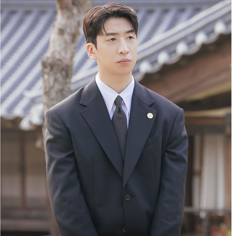 YU SUBIN as aide Choi Hyeon.