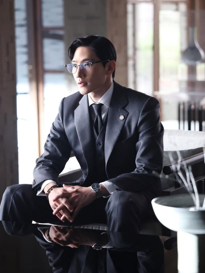 NOH Sang Hyun as Prime Minister Min Jeongwoo.