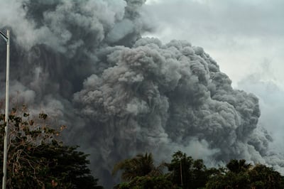 Ilang pamilya sa Albay, apektado sa pagbuga ng abo ng bulkang Mayon