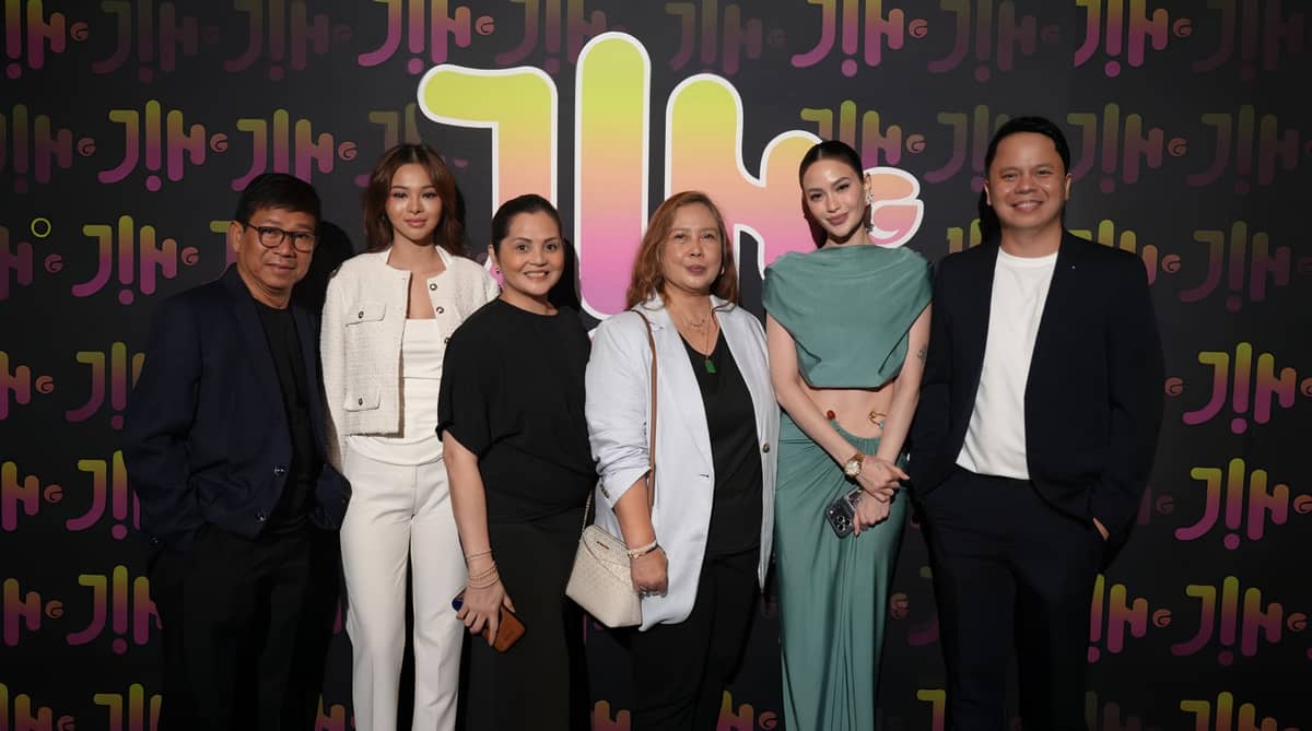 ANGELI Khang (second from left) and Arci Muñoz (fifth from left) at the app's launch.