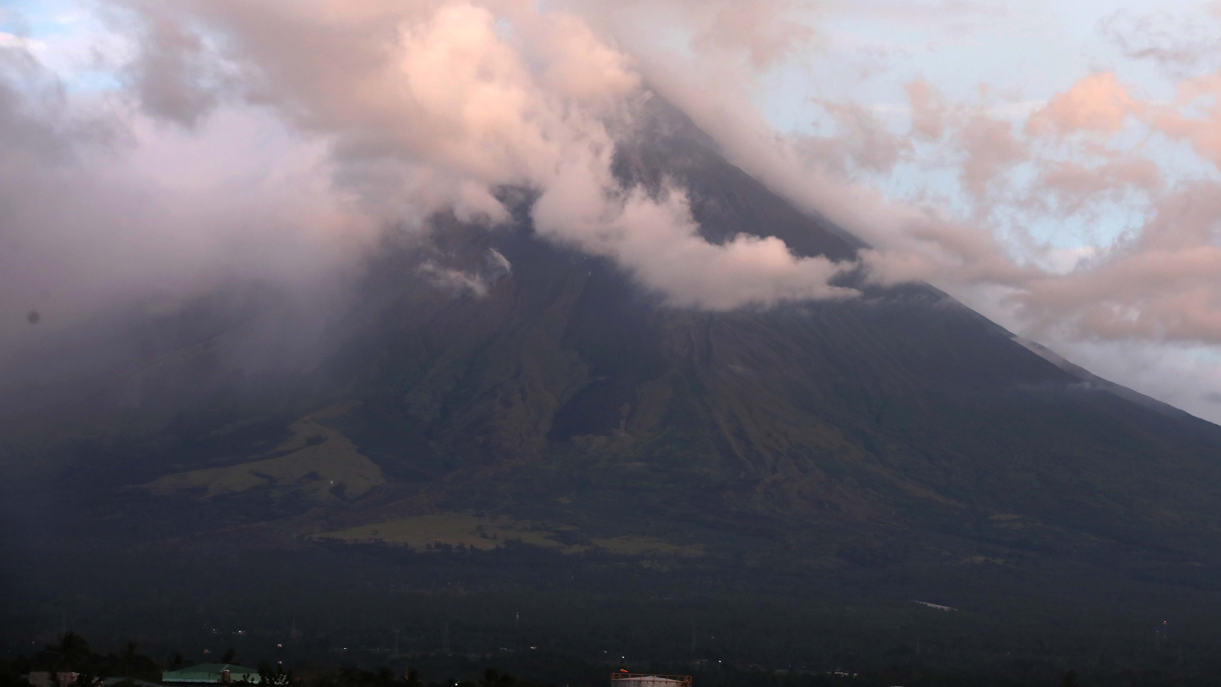Mayon logs 181 rockfalls, PHIVOLCS warns of ongoing hazards