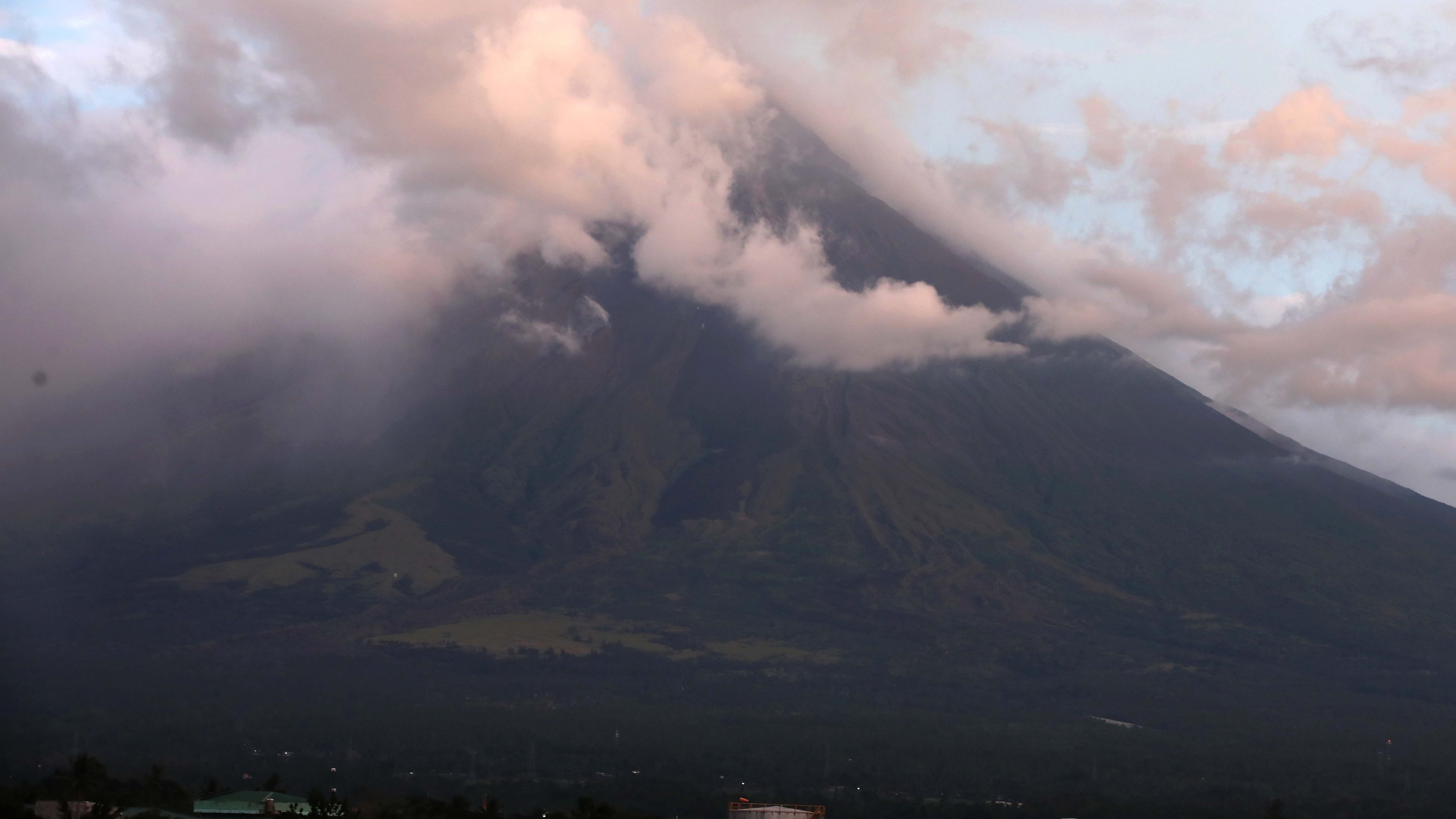 Mayon logs 181 rockfalls, PHIVOLCS warns of ongoing hazards