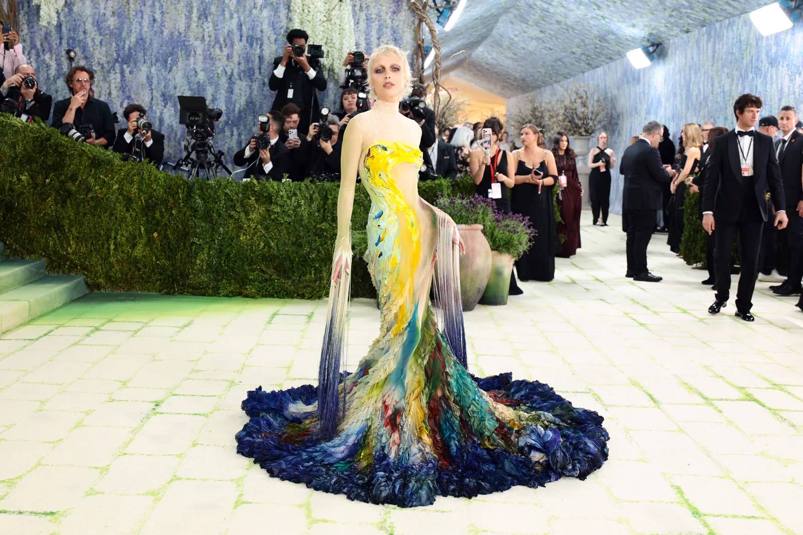 Emma Chamberlain is an artistic vision in this stunning custom piece by designer Thierry Mugler.