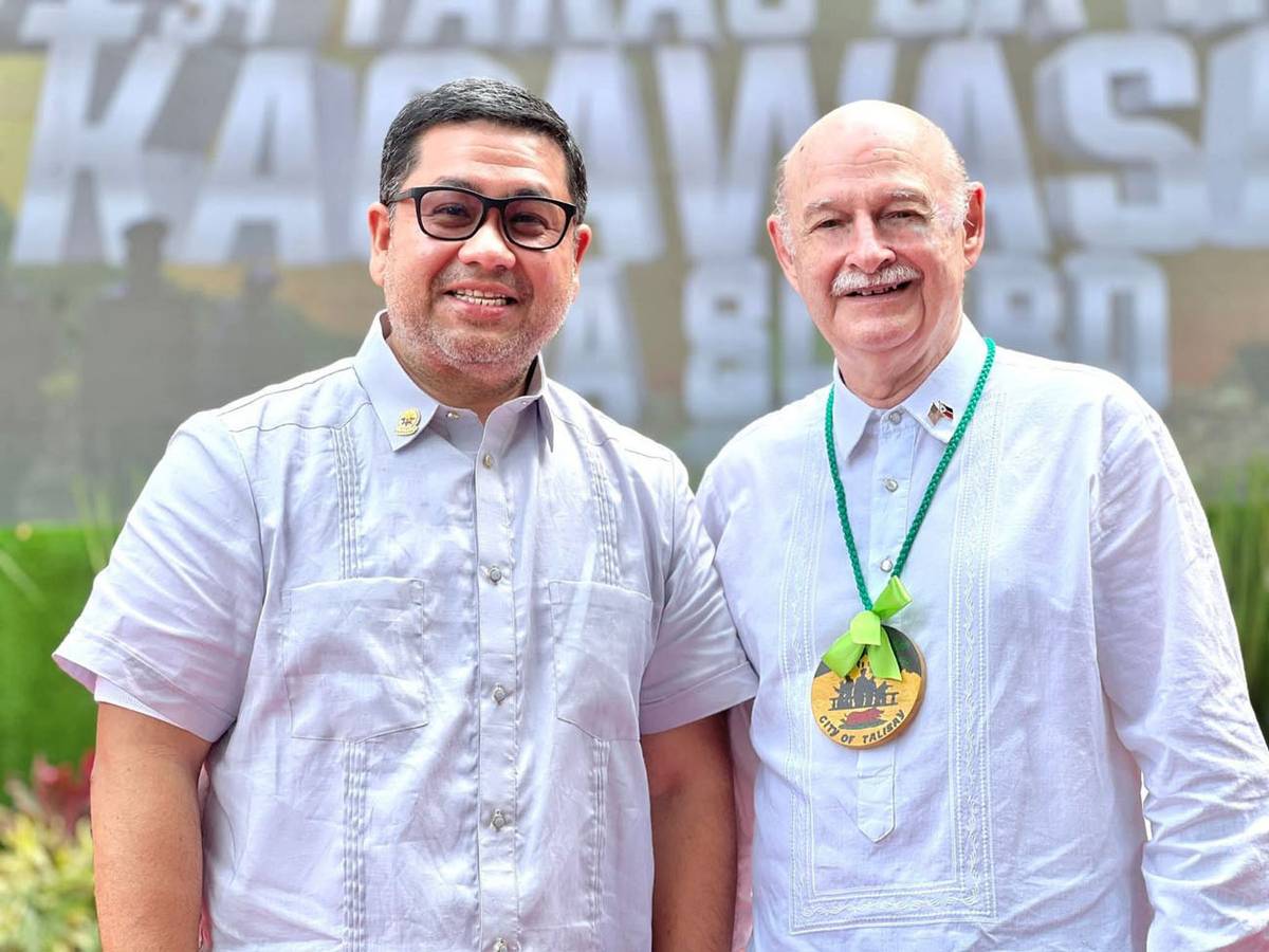 TALISAY Vice Mayor Richard Aznar and US Consular Agent Glenn Loop.