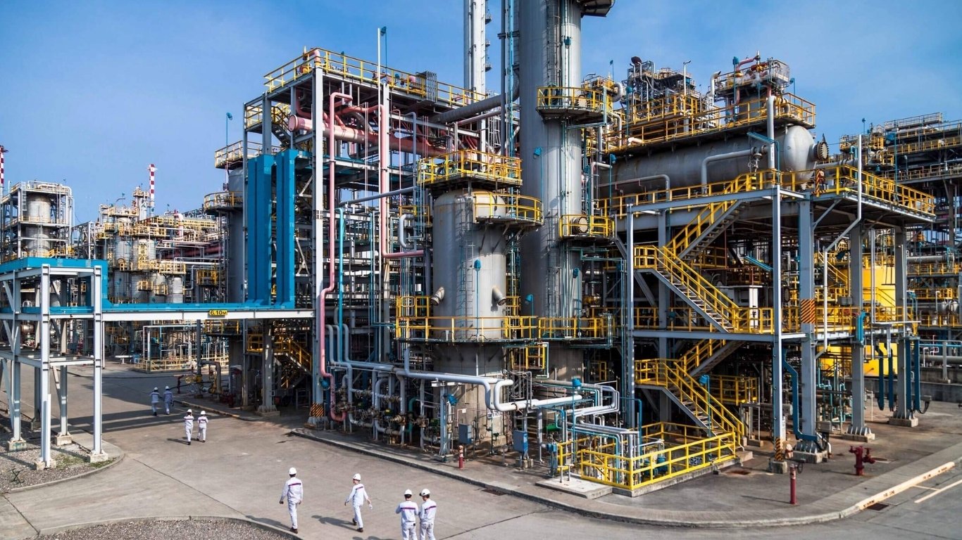 Petron profit falls 56% to P1.8B on shutdowns, oil shock