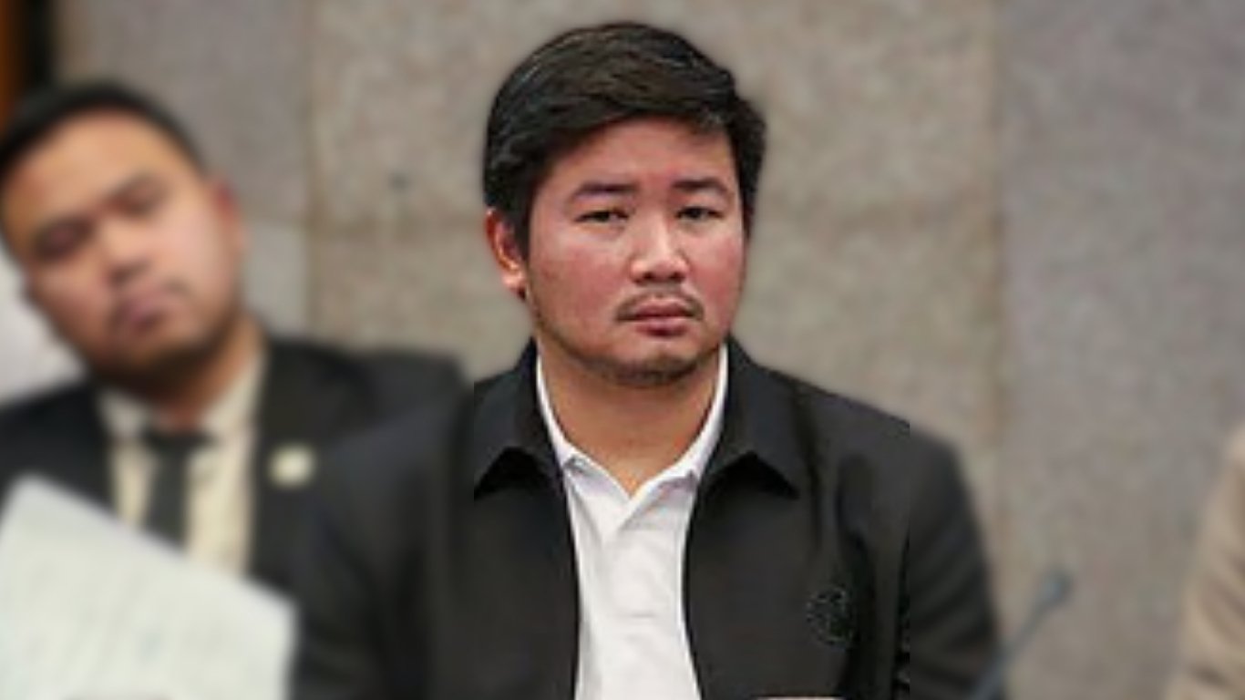 Contractor admits lending license for government projects
