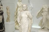 Heidi Klum stuns in statue-like costume at Met Gala 2026