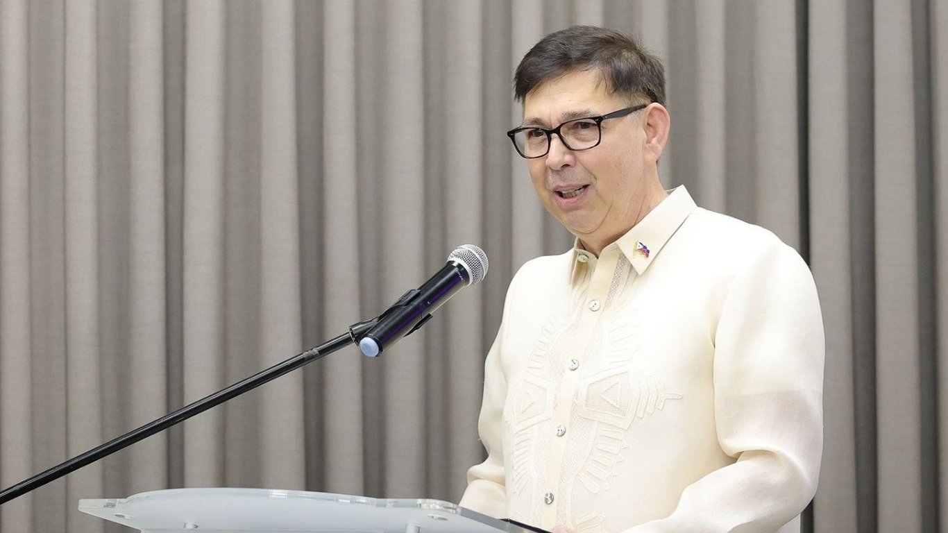 Palace keeps distance from Recto-Leviste row