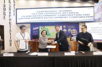 Agnes Devanadera (second from left) and Lee Sangte (second from right) exchange a handshake following the ceremonial signing of an amended lease agreement at the Clark Visitors Center. Also in the photo are CDC Assistant Vice President for the Business Enhancement Department Rodem Perez (leftmost) and JnH representative Kim Tae Hyun (rightmost).